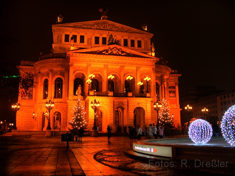 FFM_HDR_2.jpg - die Alte Oper in Frankfurt am Main,Hatte leider kein Stativ mit und konnte die Kamera nur auflegen.
