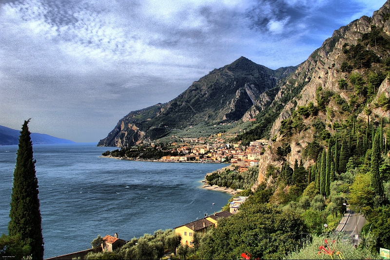 Gardasee_HDR_02.jpg - Gardasee, Blick aus dem Zimmer auf Limone sul Garda.Ebenfalls ein HDR-Bild ;-). Ich finde den Blick auf den Gardasee echt klasse. Besonders die Säulenzypressen sehen sehr plastisch aus. 