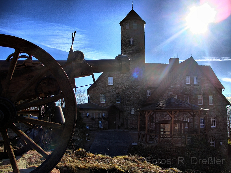 Krainburg_Restaurant_HDR_1.jpg - das Restaurant auf der Krayenburg.Hier hätte ich noch einige Belichtungsreihen mehr machen sollen. Die Sonne ist zu hell und dem Holzrad der Kanone hätte etwas mehr Zeichnung auch gut getan...