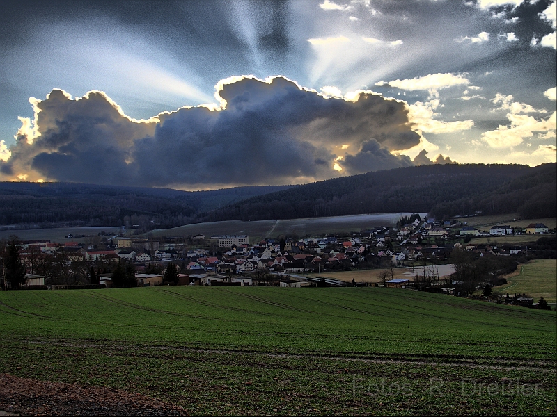 Merkers_HDR_5.jpg - Blick vom Fusse des Krayenberges auf Merkers.Da hatte ich Glück. Die "god lights" waren nur recht kurz zusehen, da der Wind die Wolken schnell bewegt hat.