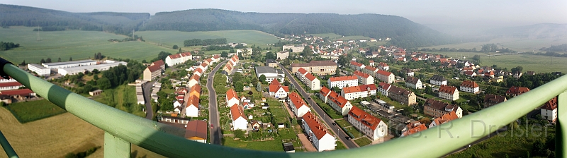 Foerderturm_pano_02.jpg - 2. Blick auf Merkers vom Förderturm.Leider hat sich hier beim linken Teilbild die Kamera auf das Geländer fokusiert (argh..) (Created with The Panorama Factory V4.4 by Smoky City Design)