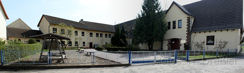 GSDorndorf_pano01.jpg - die Dorndorfer Grundschule. Das Gebäude ist aus 2 Aufnahmen zusammen gesetzt.(Created with The Panorama Factory V4.4 by Smoky City Design)