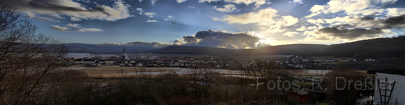 Merkers_Krayenberg_HDR_pano_02.jpg - Panoramabild aus der Kleingartenanlage am Fuße des Krayenbergs. zusätzlich noch HDR.Habe hier ca. 15 Aufnahmen gemacht (je 5 für HDR Bearbeitung, dann diese 3 als Panorama)(Created with The Panorama Factory V4.4 by Smoky City Design)