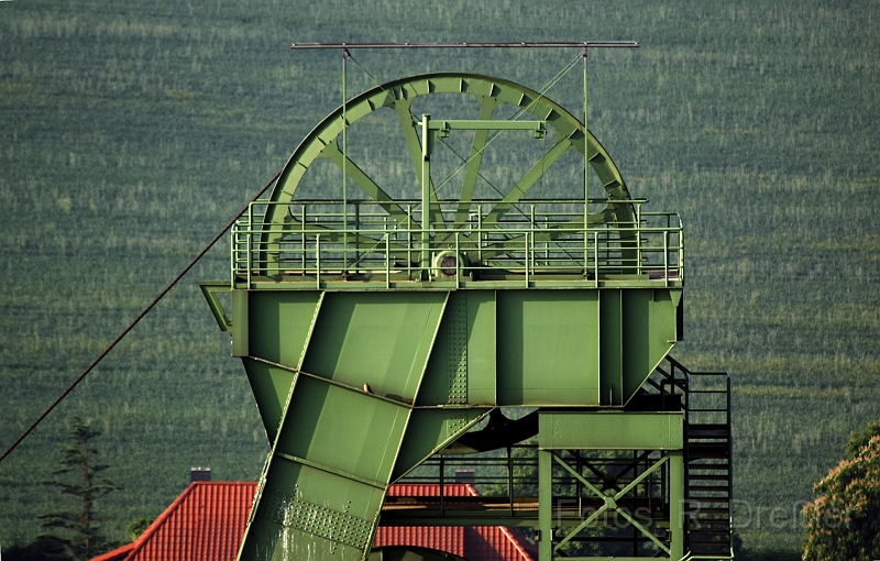 kleiner_Foerderturm.JPG - der kleine Bruder des Merkerser Förderturms aus 78m Höhe (381 Stufen)in der schrägen (linken) Strebe sieht man eine Falken, der auf Tauben lauert.Mir gefällt bei diesem Bild auch der Hintergrund...