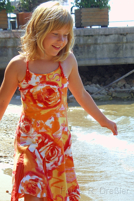 Sophia.JPG - Sophia ganz in sich selbst versunken, am Gardasee.