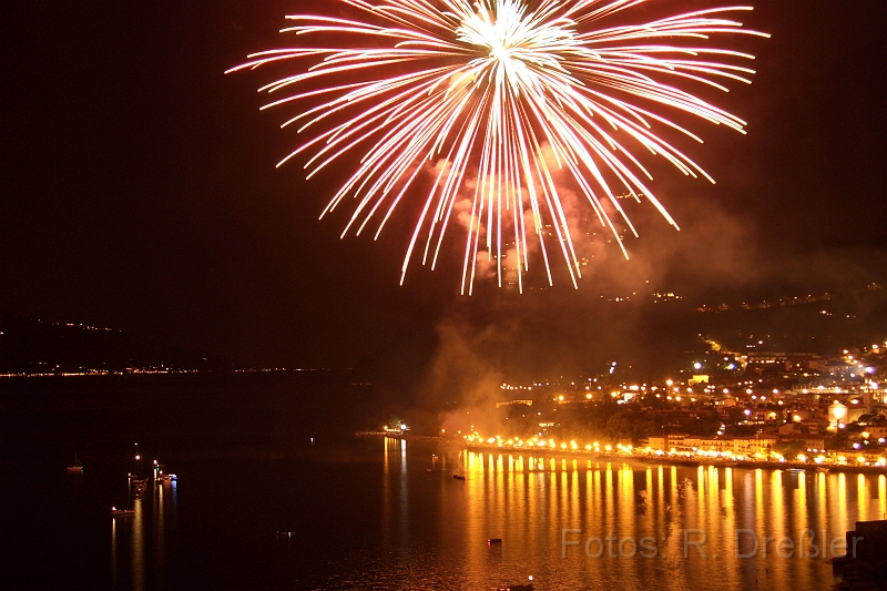 Feuerwerk.JPG - Feuerwerk in Limone sul Garda, wurde vom Wasser aus gezündet.