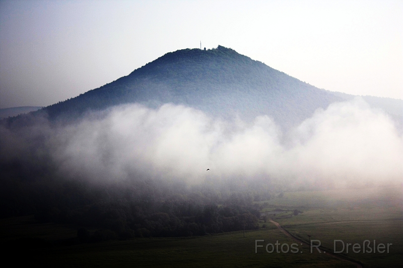 Krayenburg.JPG - Blick auf den Krayenberg, oben sieht man die Krayenburg.\Zum Glück war der Nebel direkt über Merkers nicht so dicht und wolkenartig wie hier.